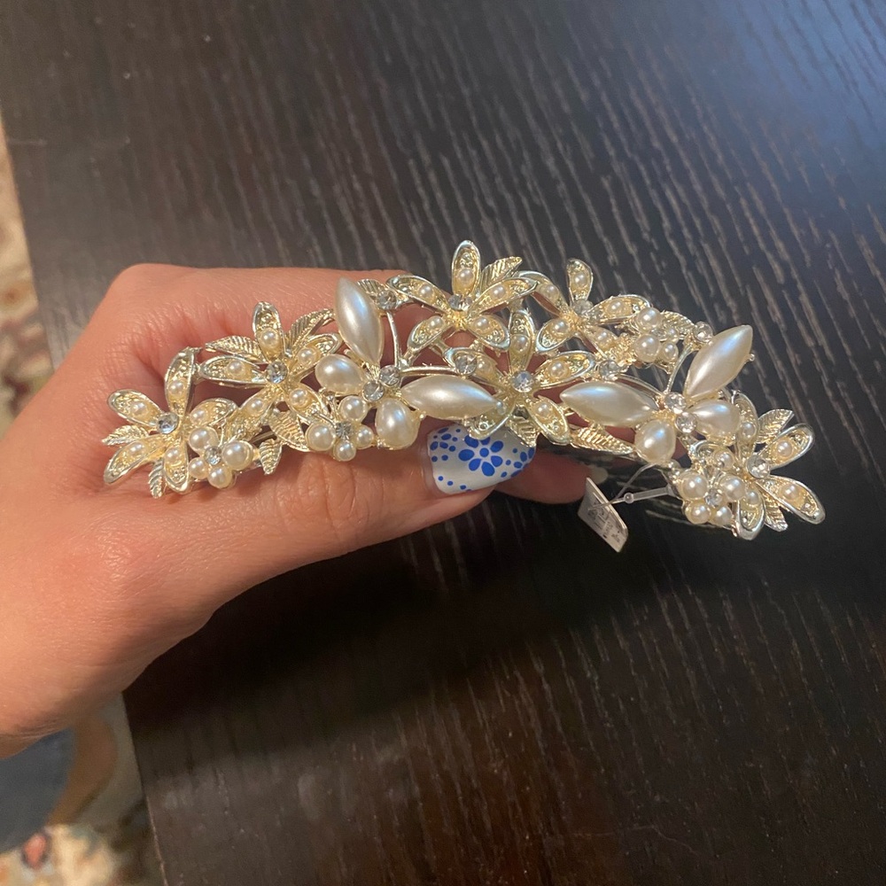 Elegant Gold and Pearl Hair Clip